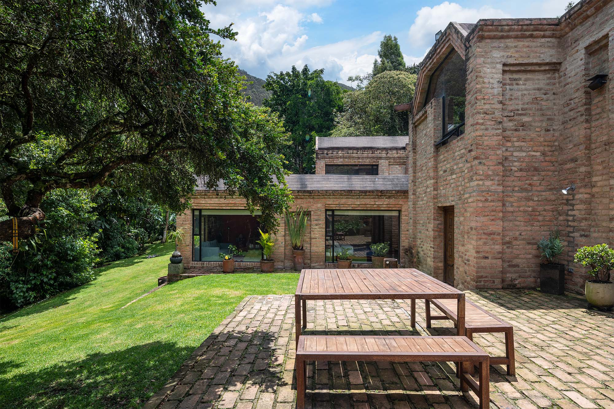 La arquitectura de una casa en Bogotá que se funde con la tierra