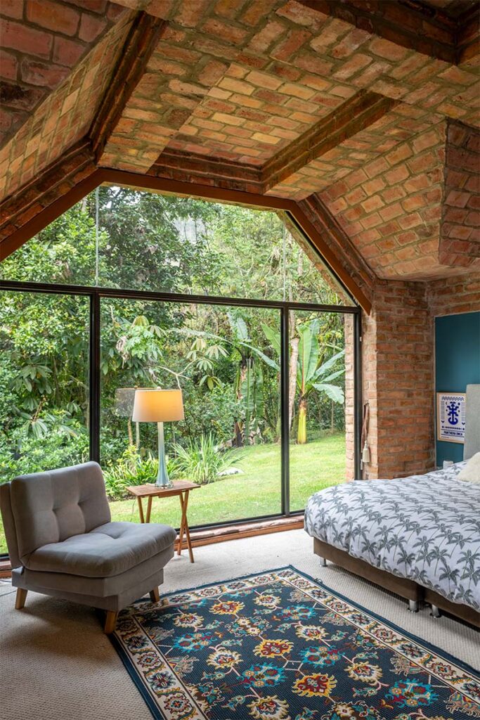 Casa Christian Abusaid 11 La arquitectura de una casa en Bogotá que se funde con la tierra