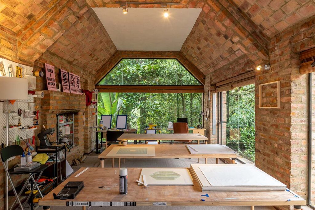 Casa Christian Abusaid 12 La arquitectura de una casa en Bogotá que se funde con la tierra