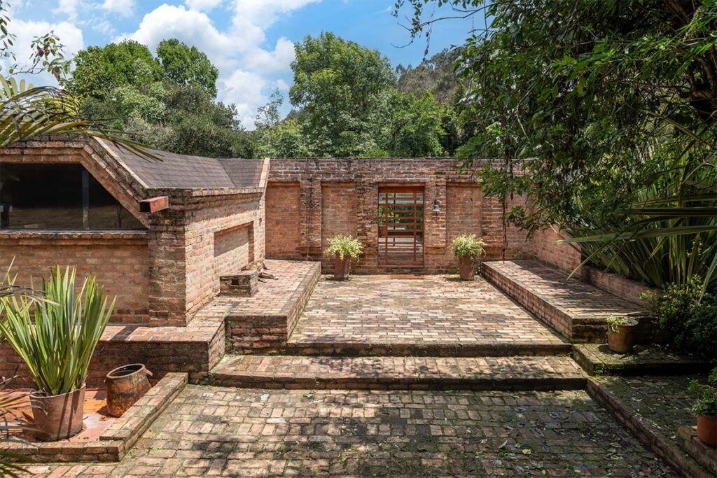 Casa Christian Abusaid 13 La arquitectura de una casa en Bogotá que se funde con la tierra