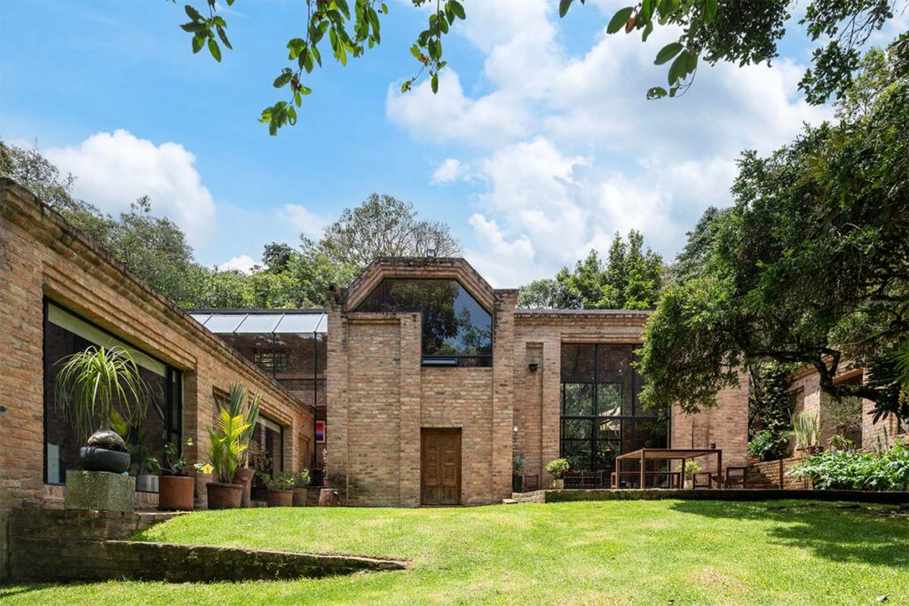 Casa Christian Abusaid 14 1 La arquitectura de una casa en Bogotá que se funde con la tierra