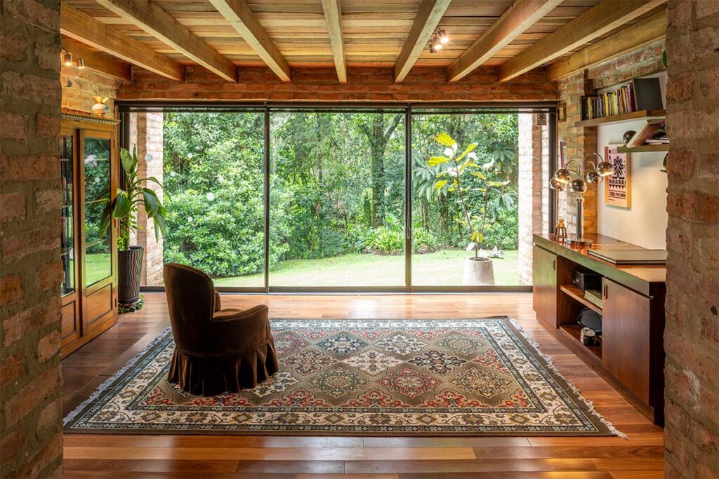 Casa Christian Abusaid 16 La arquitectura de una casa en Bogotá que se funde con la tierra