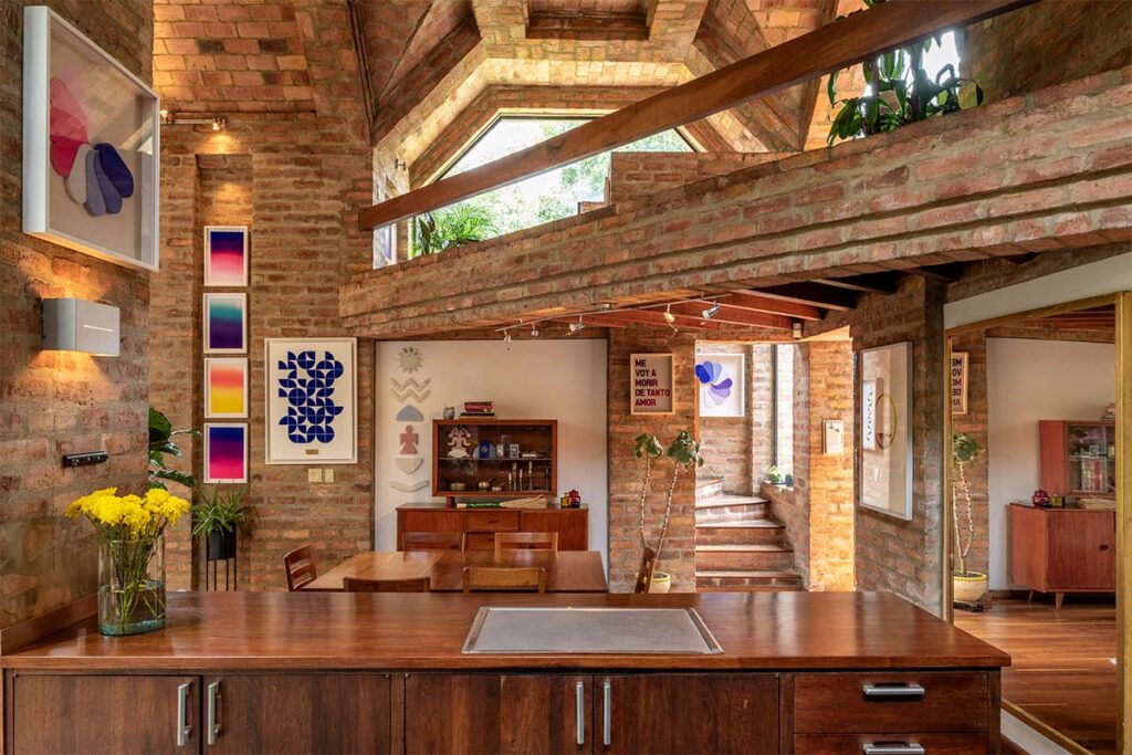 Casa Christian Abusaid 2 La arquitectura de una casa en Bogotá que se funde con la tierra