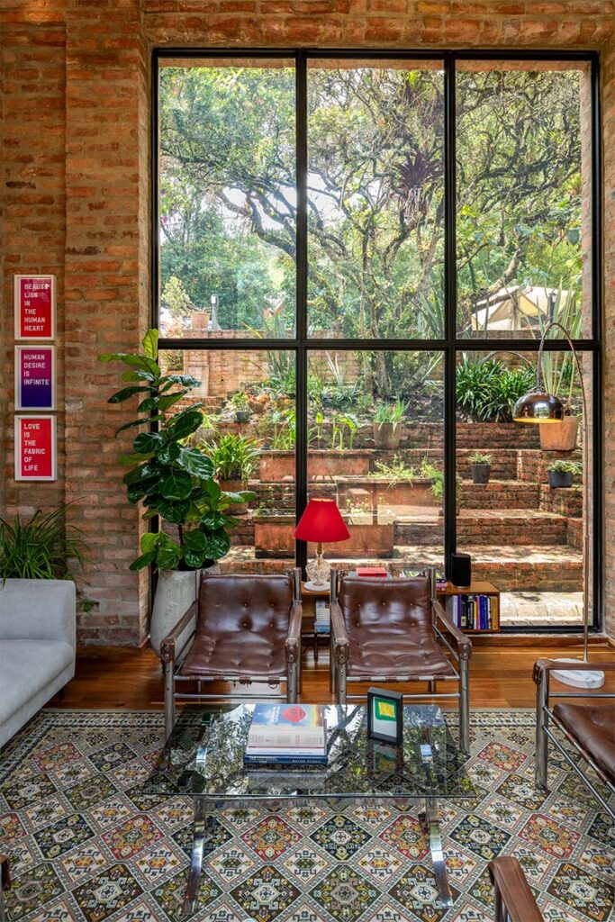 Casa Christian Abusaid 4 La arquitectura de una casa en Bogotá que se funde con la tierra