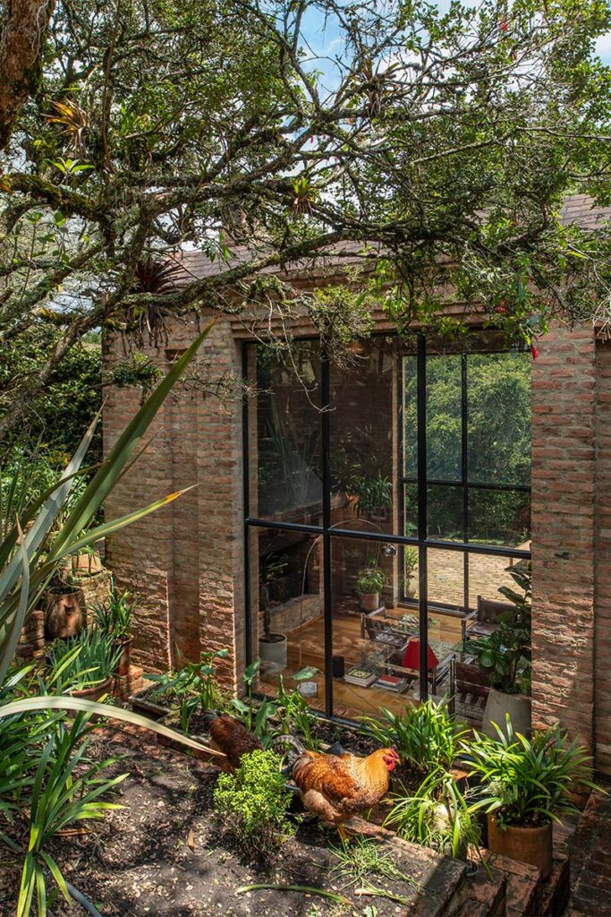 Casa Christian Abusaid 9 La arquitectura de una casa en Bogotá que se funde con la tierra