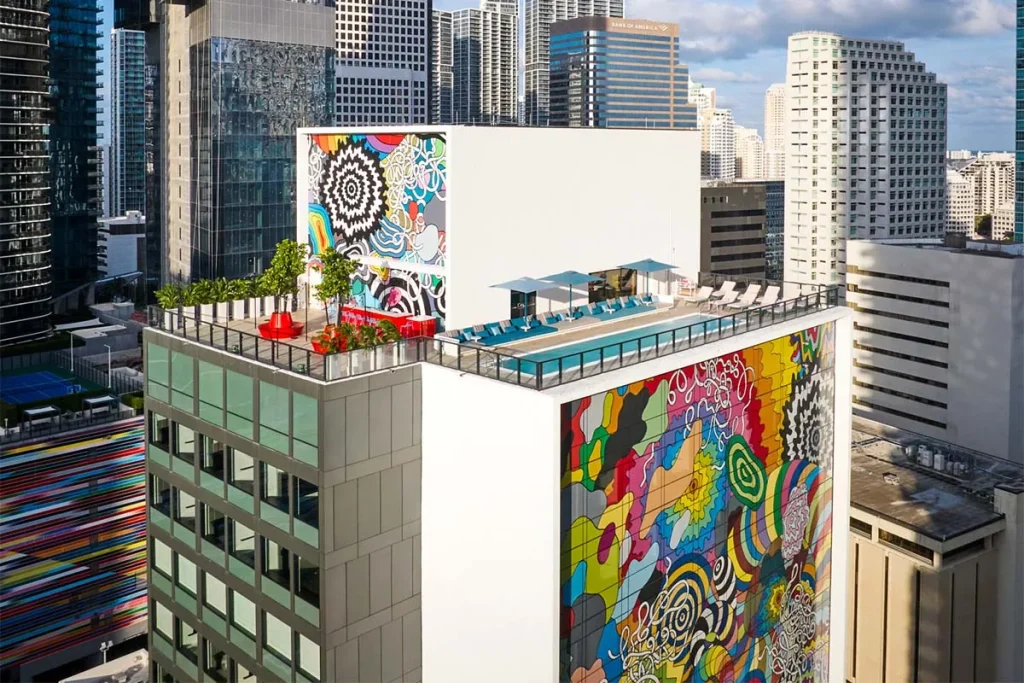 El marriott más colorido y pop que es un referente de estilo