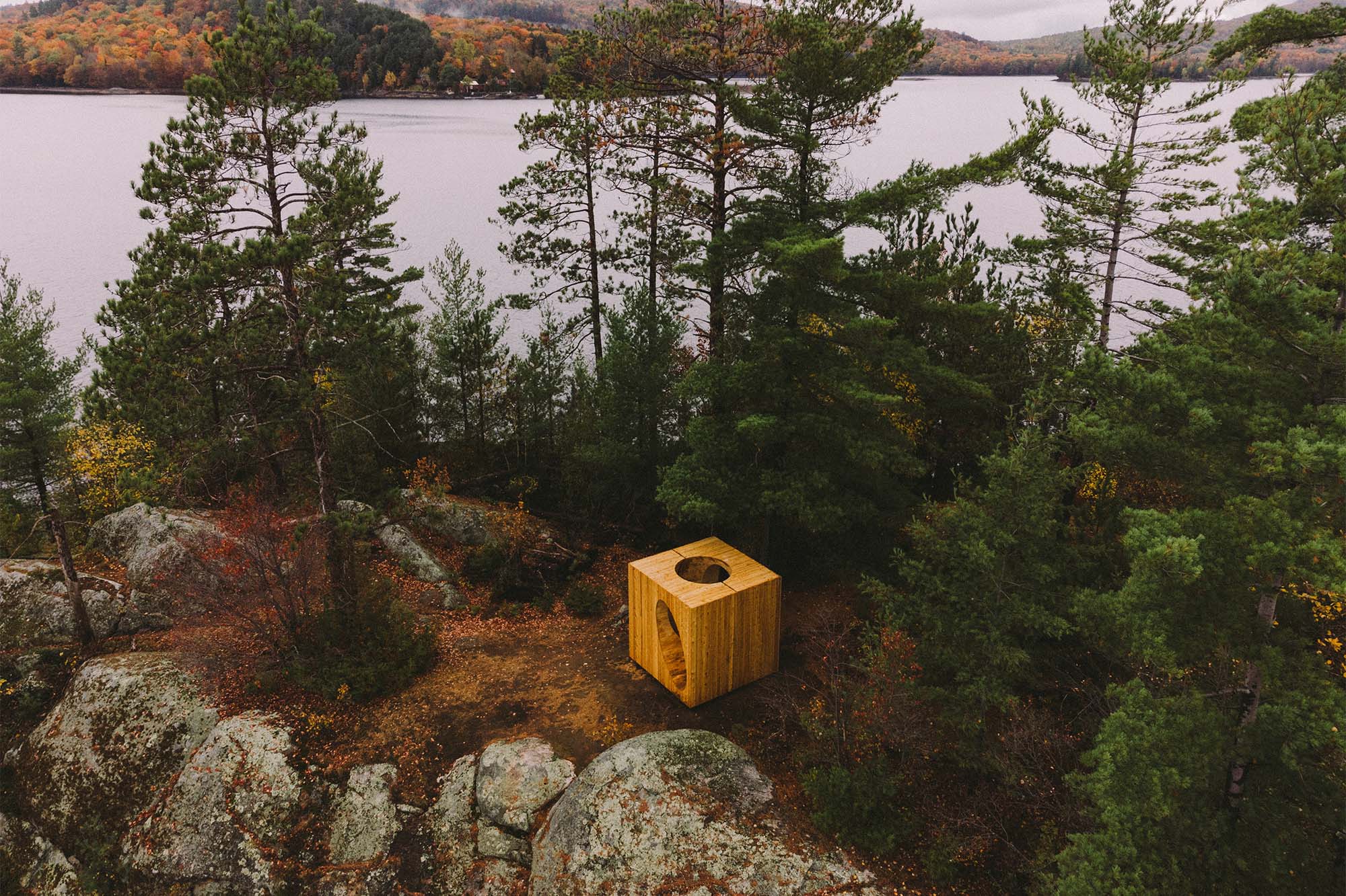 Un cubo de madera en medio de una isla que sirve para interactuar con el entorno