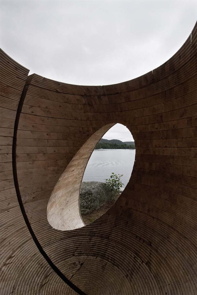 Faire le vide diseno 3 Un cubo de madera en medio de una isla que sirve para interactuar con el entorno