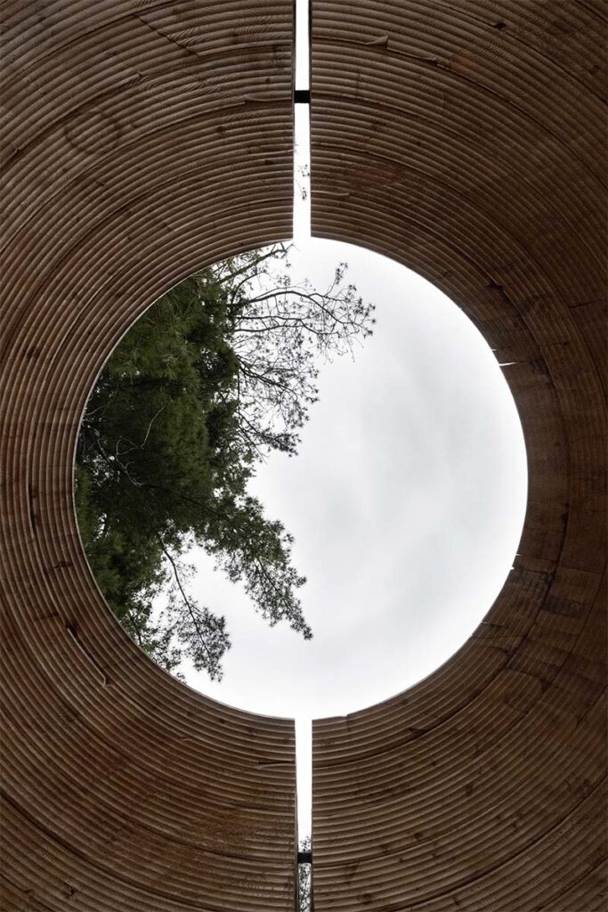 Faire le vide diseno 4 Un cubo de madera en medio de una isla que sirve para interactuar con el entorno