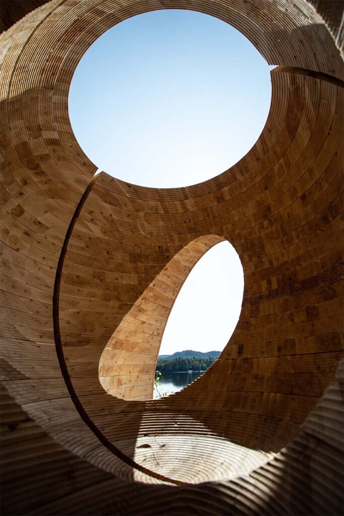 Faire le vide diseno 5 Un cubo de madera en medio de una isla que sirve para interactuar con el entorno