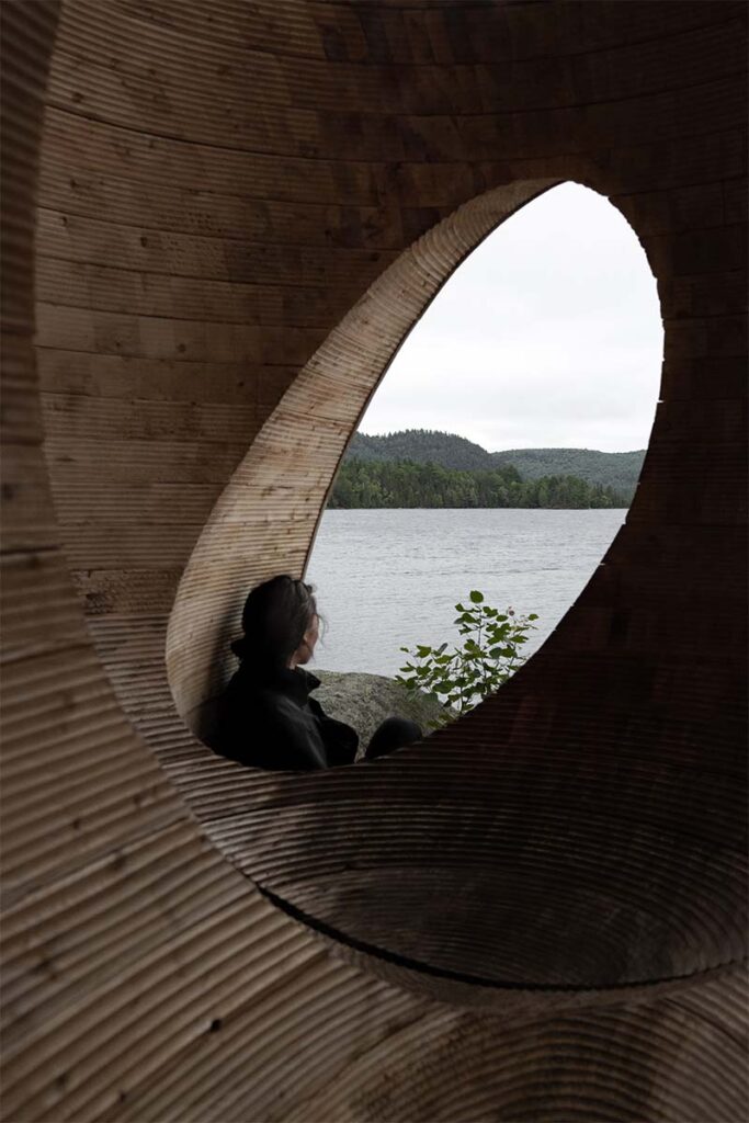 Faire le vide diseno 6 Un cubo de madera en medio de una isla que sirve para interactuar con el entorno