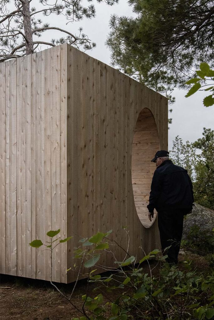 Faire le vide diseno 8 Un cubo de madera en medio de una isla que sirve para interactuar con el entorno