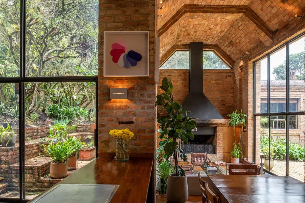 La arquitectura de una casa en bogotá que se funde con la tierra