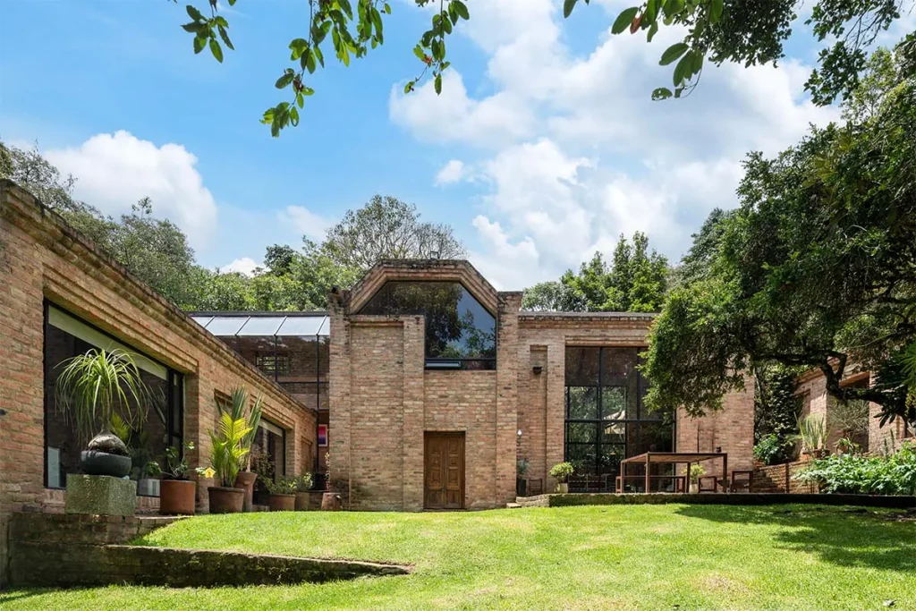 La arquitectura de una casa en bogotá que se funde con la tierra