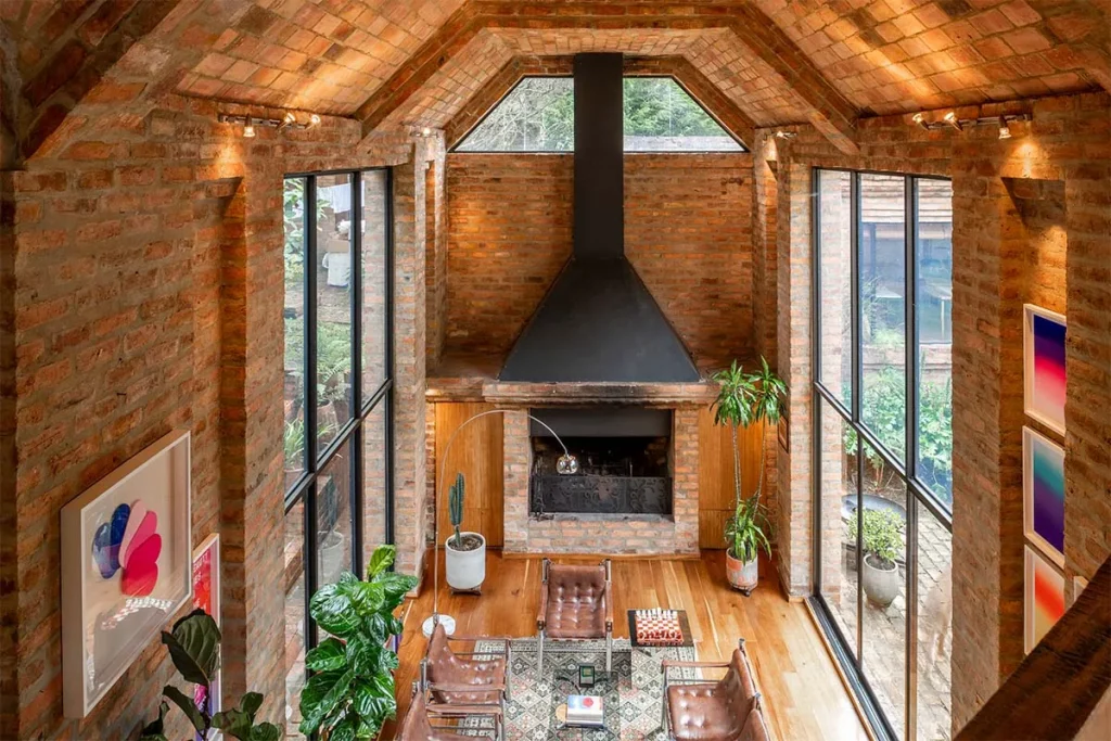 La arquitectura de una casa en bogotá que se funde con la tierra