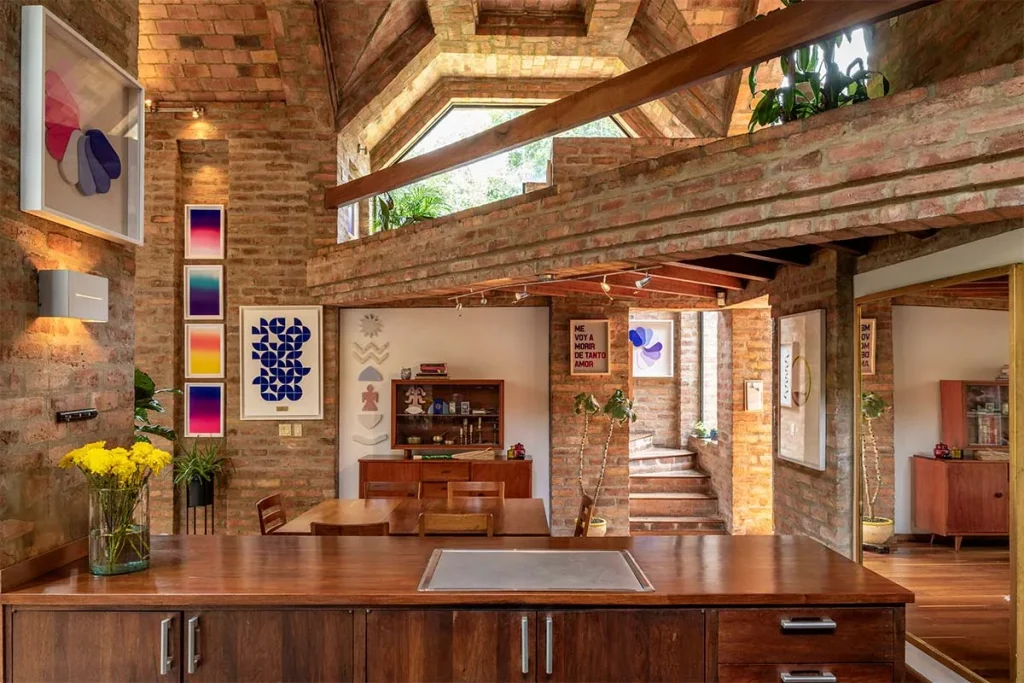 La arquitectura de una casa en bogotá que se funde con la tierra