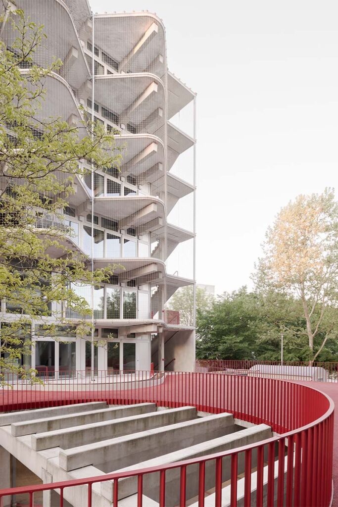 Lion Feuchtwanger Strasse 2 Nostálgico y lúdico: un proyecto que prolonga la narrativa arquitectónica de los años ochenta