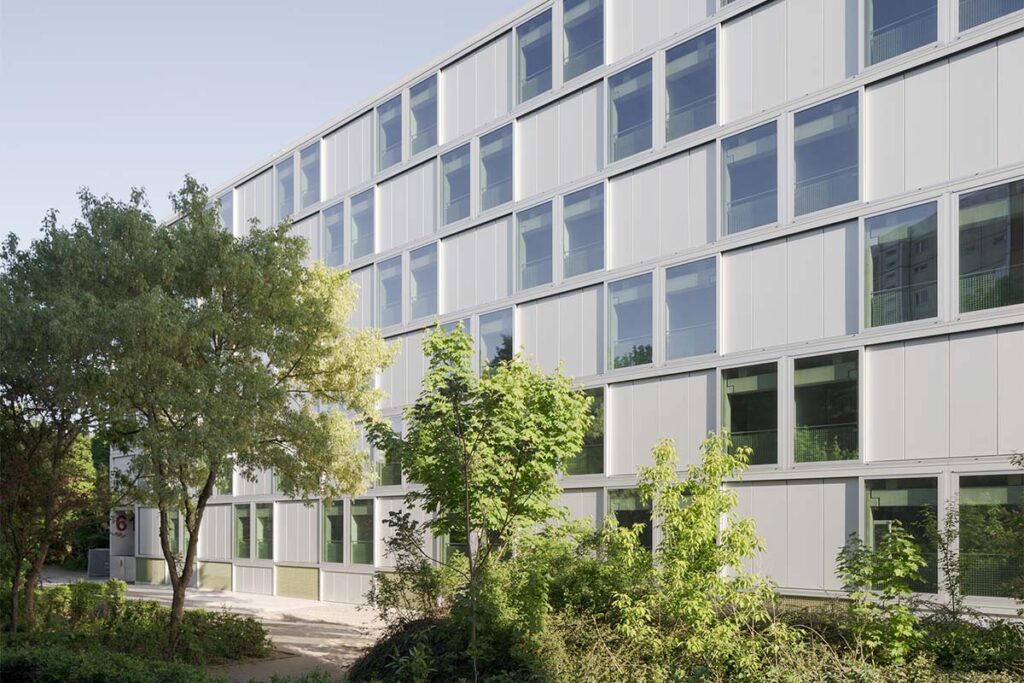 Lion Feuchtwanger Strasse 4 Nostálgico y lúdico: un proyecto que prolonga la narrativa arquitectónica de los años ochenta