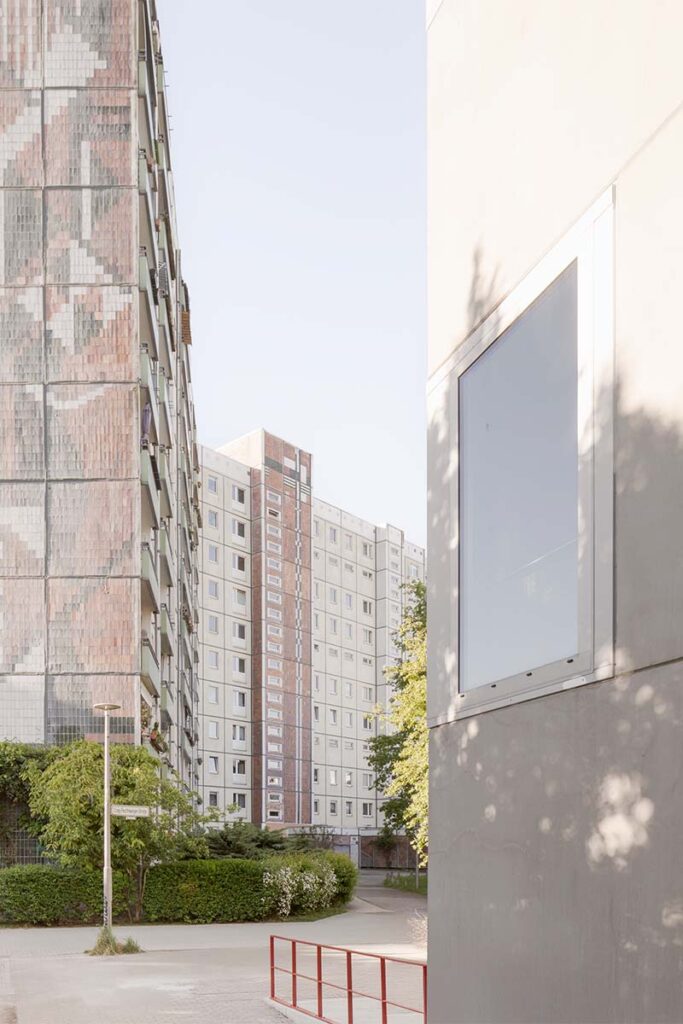 Lion Feuchtwanger Strasse 6 Nostálgico y lúdico: un proyecto que prolonga la narrativa arquitectónica de los años ochenta