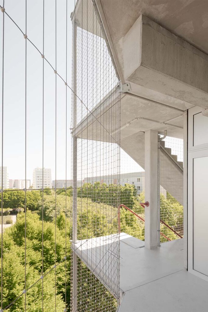 Lion Feuchtwanger Strasse 7 Nostálgico y lúdico: un proyecto que prolonga la narrativa arquitectónica de los años ochenta