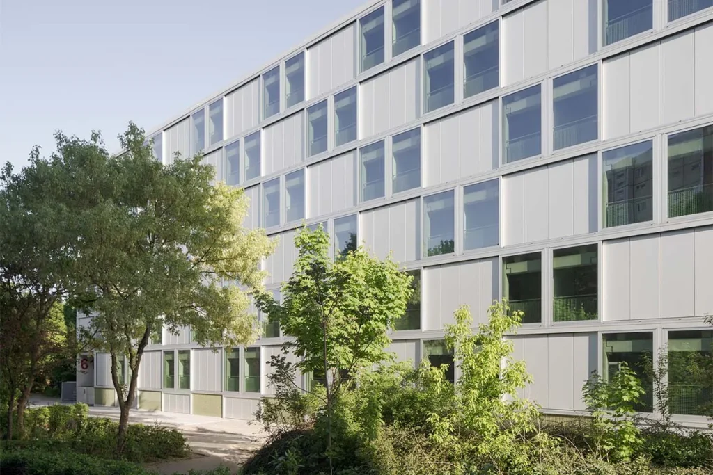 Nostálgico y lúdico: un proyecto que prolonga la narrativa arquitectónica de los años ochenta