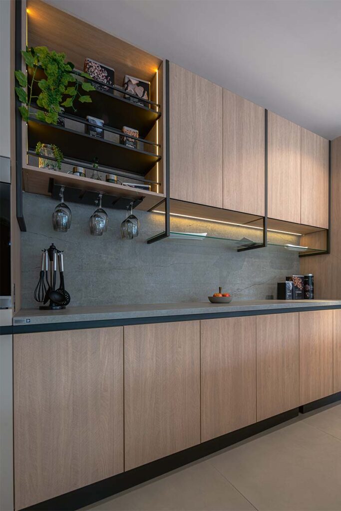 Una cocina abierta donde la estética industrial se mezcla con la calidez de los materiales 2 Materiales Primadera en cocinas