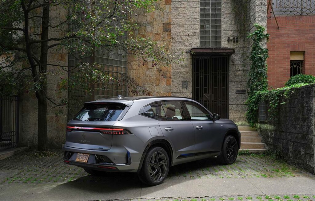 Renault Koleos 8 Cuatro lenguajes, una experiencia: la ruta que une velocidad, emoción y diseño