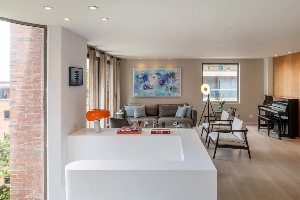 Un apartamento bogotano que integra en su renovación la calma de la montaña