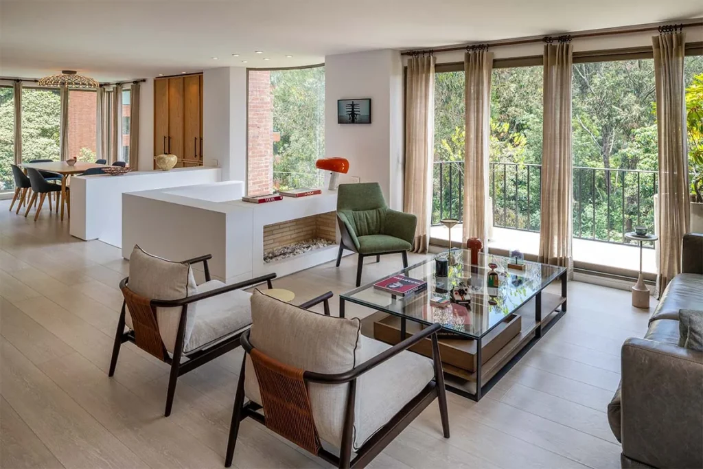 Un apartamento bogotano que integra en su renovación la calma de la montaña