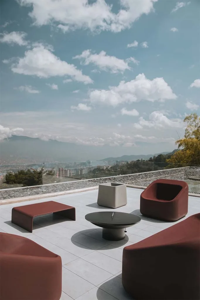 Un reto topográfico en medellín se transformó en una experiencia arquitectónica única