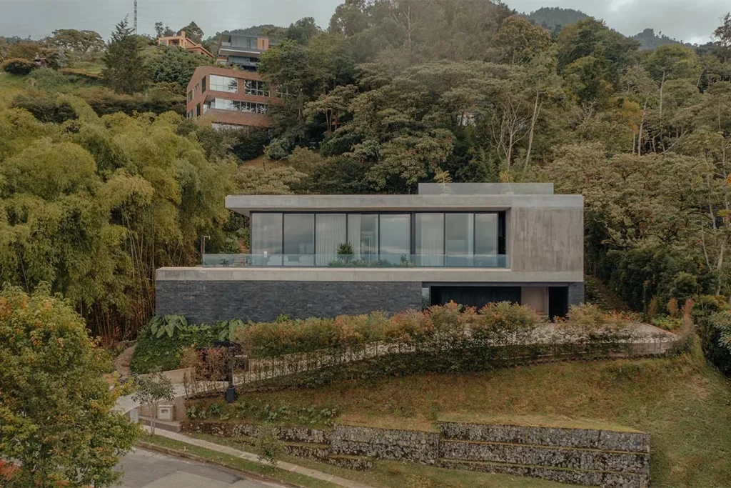 Un reto topográfico en medellín se transformó en una experiencia arquitectónica única