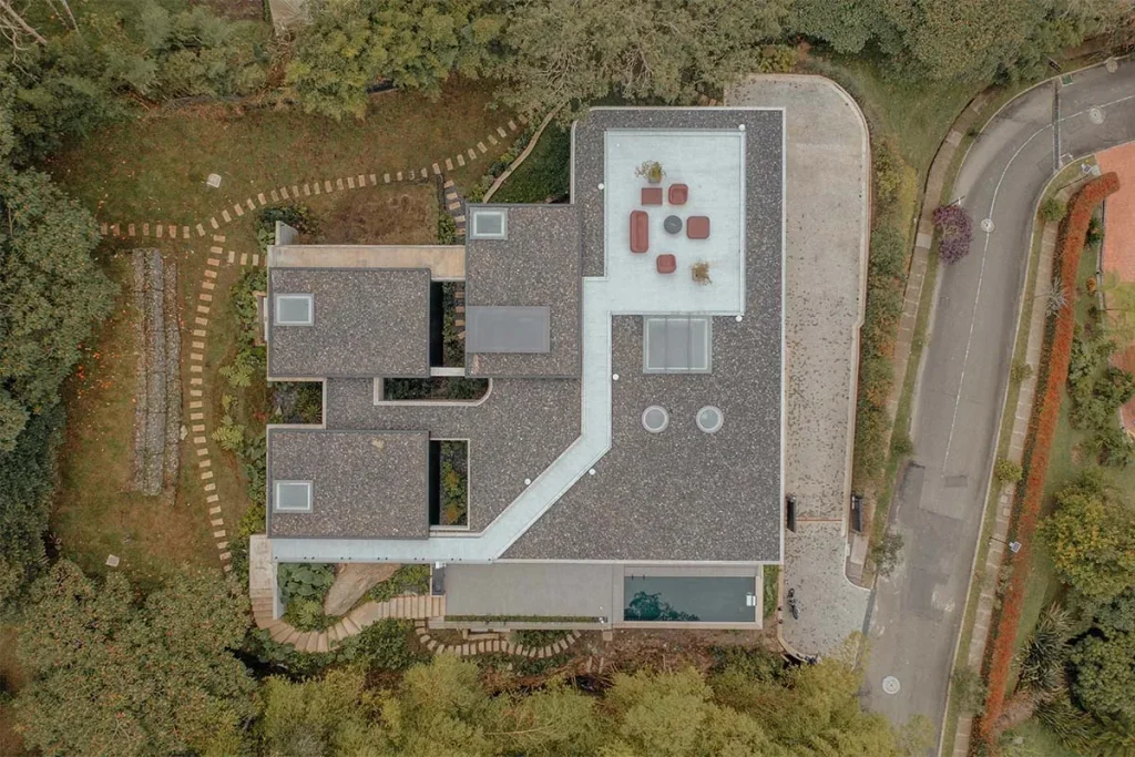 Un reto topográfico en medellín se transformó en una experiencia arquitectónica única