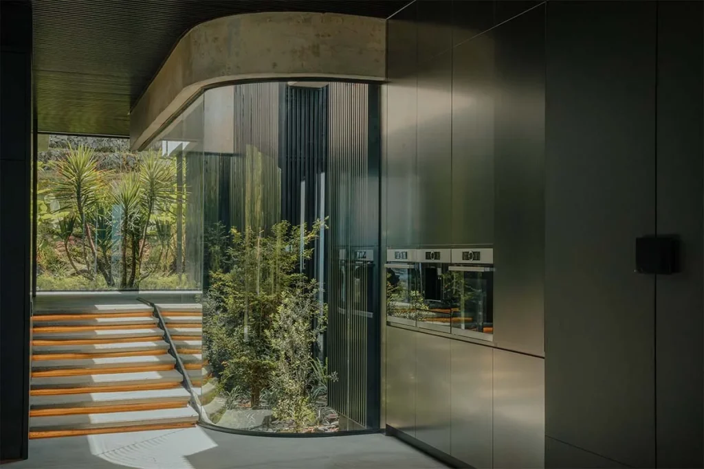 Un reto topográfico en medellín se transformó en una experiencia arquitectónica única