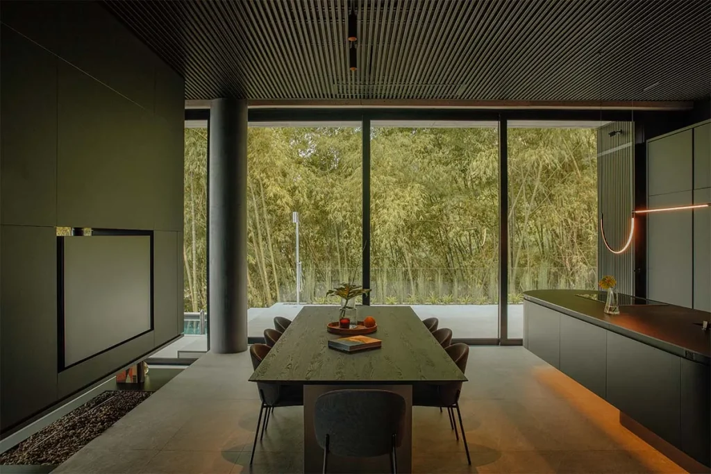 Un reto topográfico en medellín se transformó en una experiencia arquitectónica única