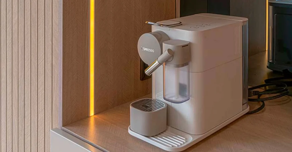 Una cocina abierta donde la estética industrial se mezcla con la calidez de los materiales