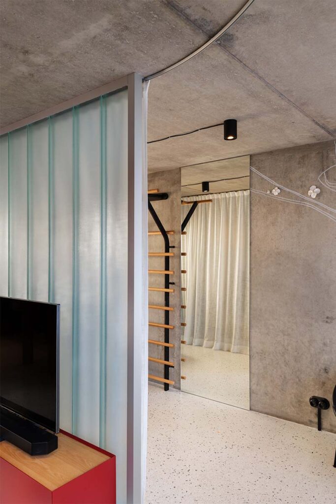 La renovación de este apartamento apuesta por la integración de lo social y lo íntimo 4 iva hajkova studio waterfall apartment kubicek studio 2 La renovación de este apartamento apuesta por la integración de lo social y lo íntimo