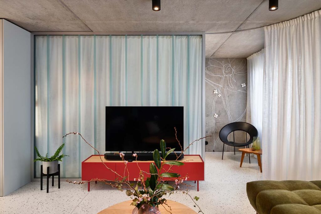 La renovación de este apartamento apuesta por la integración de lo social y lo íntimo 3 iva hajkova studio waterfall apartment kubicek studio 5 La renovación de este apartamento apuesta por la integración de lo social y lo íntimo