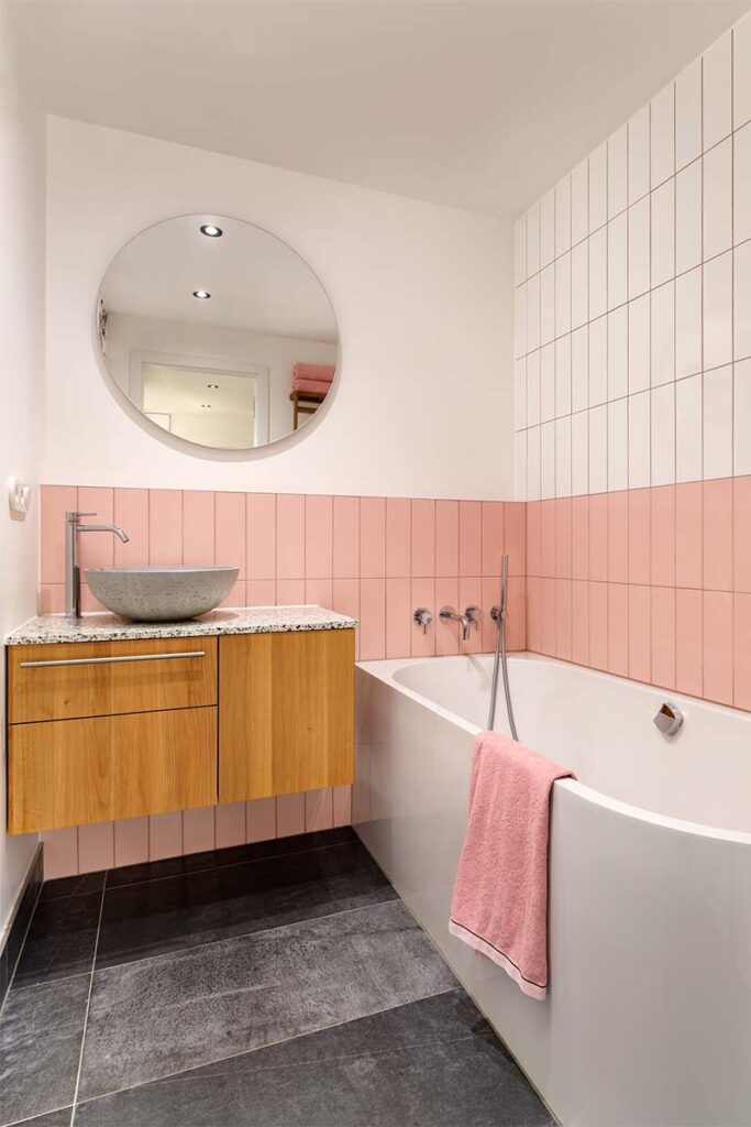 La renovación de este apartamento apuesta por la integración de lo social y lo íntimo 7 iva hajkova studio waterfall apartment kubicek studio 7 La renovación de este apartamento apuesta por la integración de lo social y lo íntimo