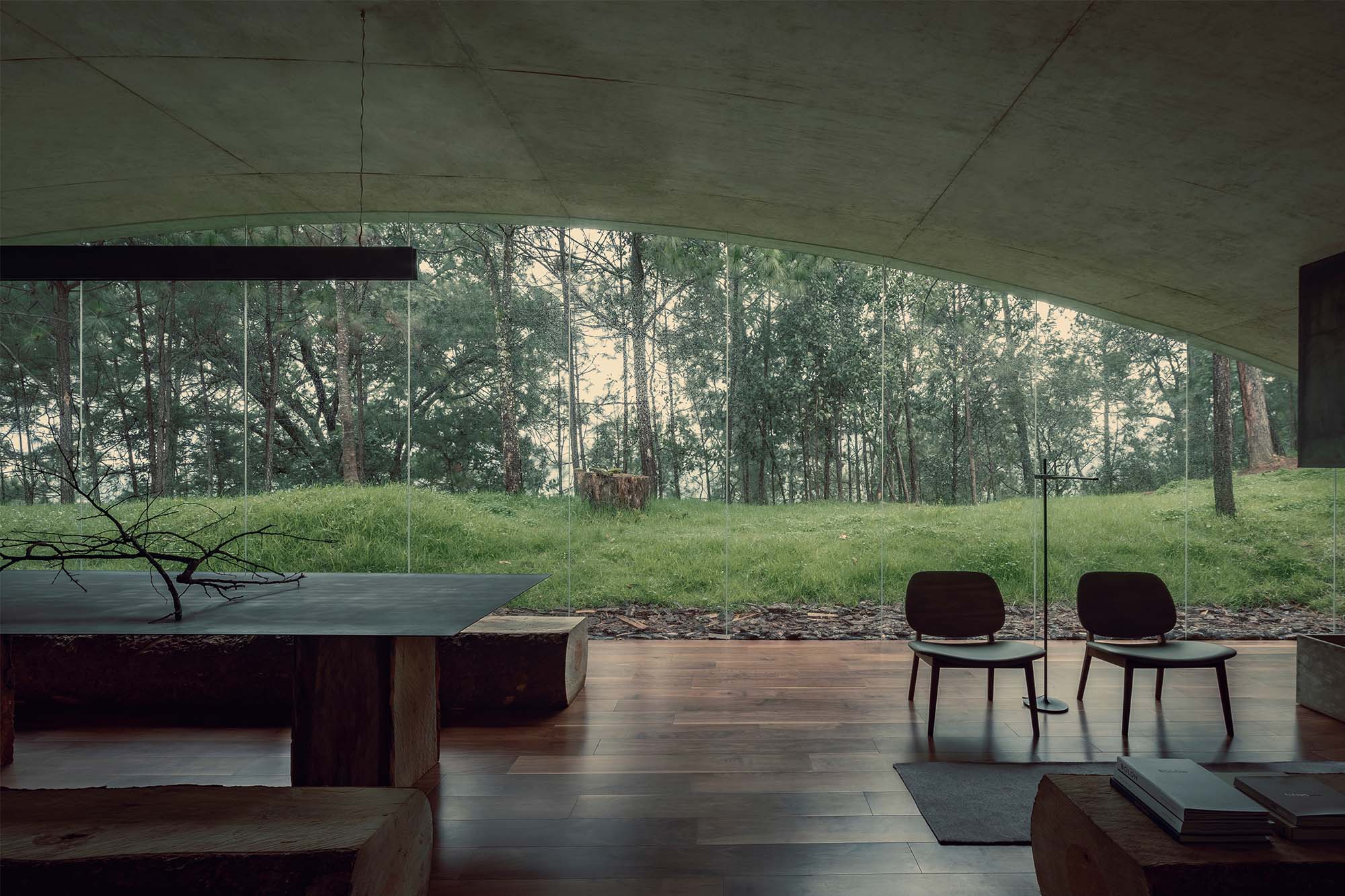Una casa que se oculta en la montaña y se funde con la delicadeza del paisaje