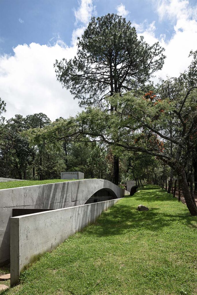 Casa mexico por HW STUDIO 3 Una casa que se oculta en la montaña y se funde con la delicadeza del paisaje