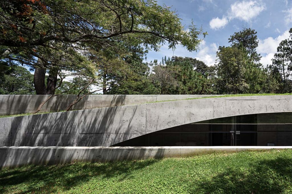 Casa mexico por HW STUDIO 4 Una casa que se oculta en la montaña y se funde con la delicadeza del paisaje