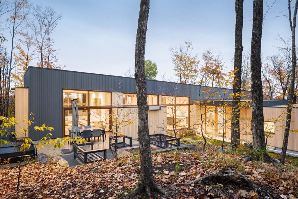 Casa Canada Por Thellend Fortin Architectes 2 Esta casa transforma la irregularidad del terreno en su mayor virtud