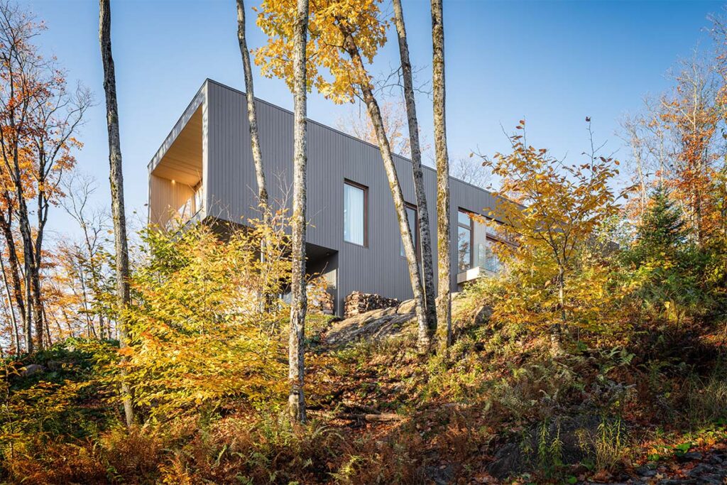 Casa Canada Por Thellend Fortin Architectes 6 Esta casa transforma la irregularidad del terreno en su mayor virtud