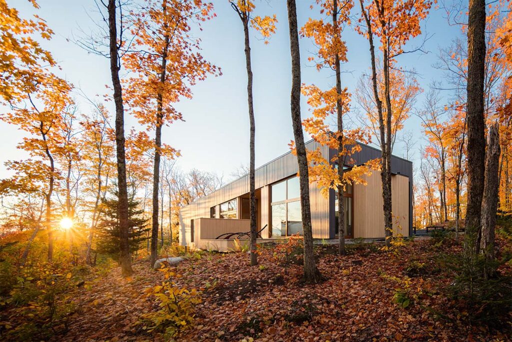 Casa Canada Por Thellend Fortin Architectes 7 Esta casa transforma la irregularidad del terreno en su mayor virtud