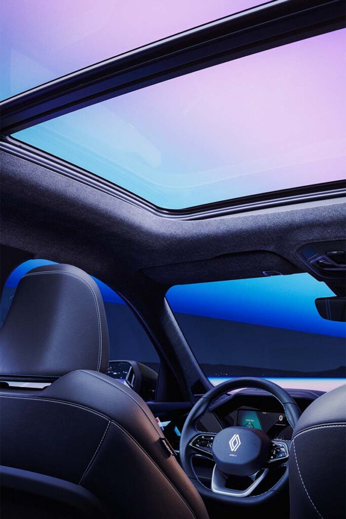 Estos son los vehículos 'premium' que marcan tendencia en Colombia 11 Rvl11 Aurora HEV EA Alcantara Detail ToitPanoramique Latam RVB 9 16 Estos son los vehículos 'premium' que marcan tendencia en Colombia
