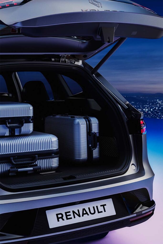 Estos son los vehículos 'premium' que marcan tendencia en Colombia 10 Rvl12 Aurora HEV EA AJ SatinMetallicGrey CoffreOuvertBagagesHommeValise MixedDimensions Market Latam RVB 9 16 Estos son los vehículos 'premium' que marcan tendencia en Colombia