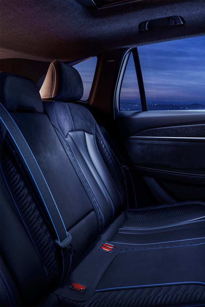 Estos son los vehículos 'premium' que marcan tendencia en Colombia 3 Rvl16 Aurora HEV EA Detail BanquetteAr SellerieMixteNoireTextileRefinedNoirAlcantara MixedDimensions Latam RVB Estos son los vehículos 'premium' que marcan tendencia en Colombia