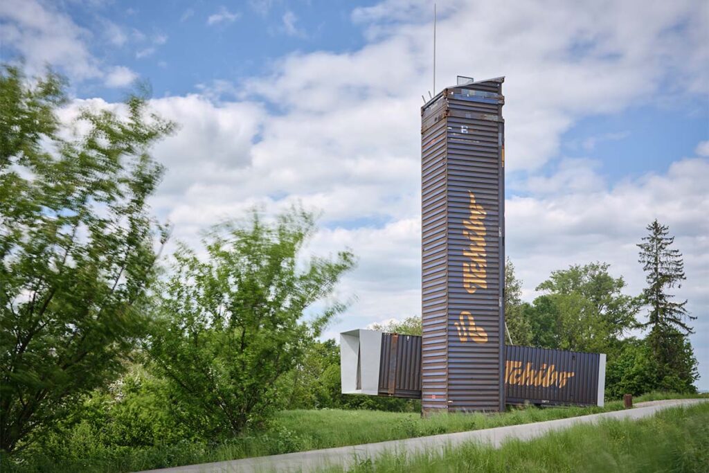 atelier r vyhledna boysplaynice torre mirador 10 Arquitectura sostenible: un mirador hecho con contenedores reciclados