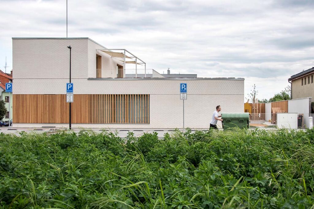ctyrsten hvezdicka kindergarten pavel bartak 5 ¿Cómo diseñar una guardería moderna en un espacio reducido?