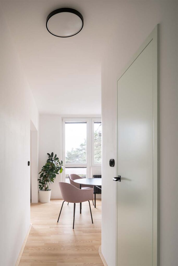 ika architekti minimalist apartment renovation tomas slavik 3 ¿Pocos metros cuadrados? Cinco apartamentos pequeños con mucho estilo